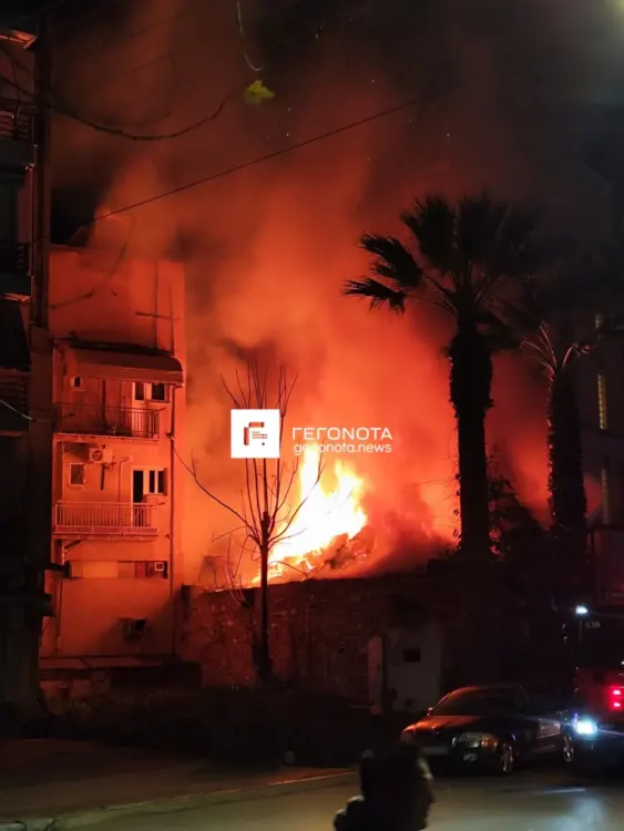 Βόλος: Κόλαση φωτιάς πίσω από τον Άγιο Κωνσταντίνο σε εγκαταλελειμμένο κτίριο