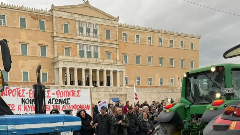 Έξω από τη Βουλή αγρότες και τρακτέρ – Πολύ μικρή η συμμετοχή