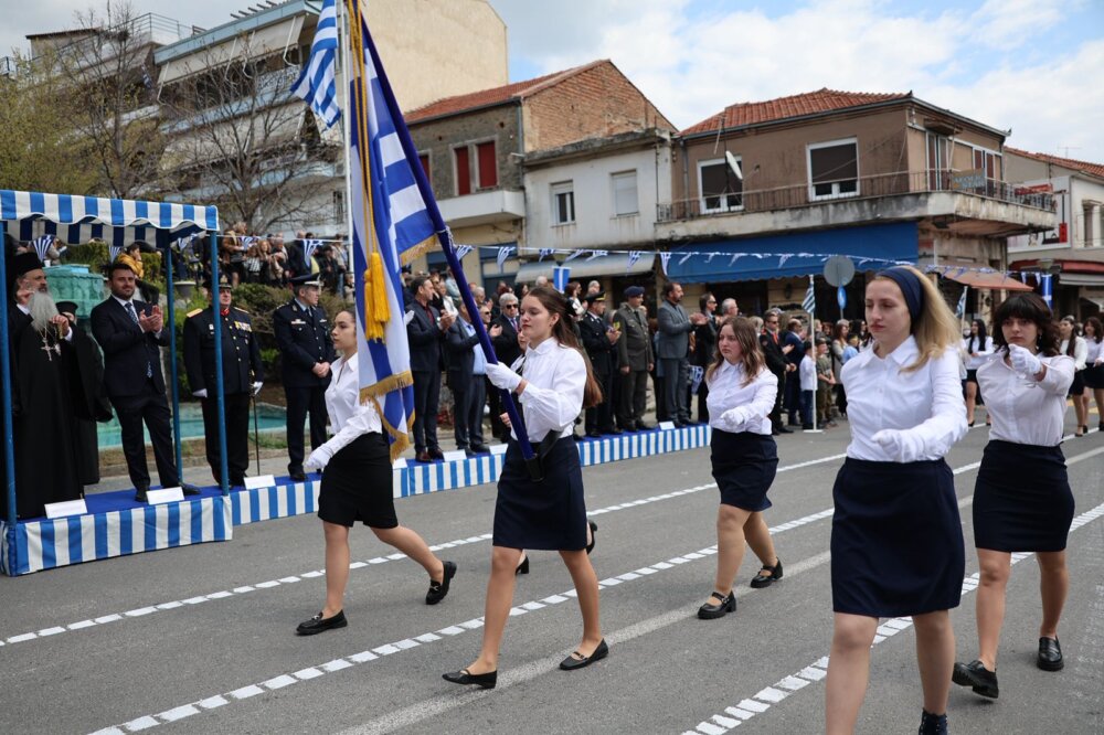 Με μεγαλοπρέπεια πραγματοποιήθηκε και στην Καλαμπάκα η παρέλαση