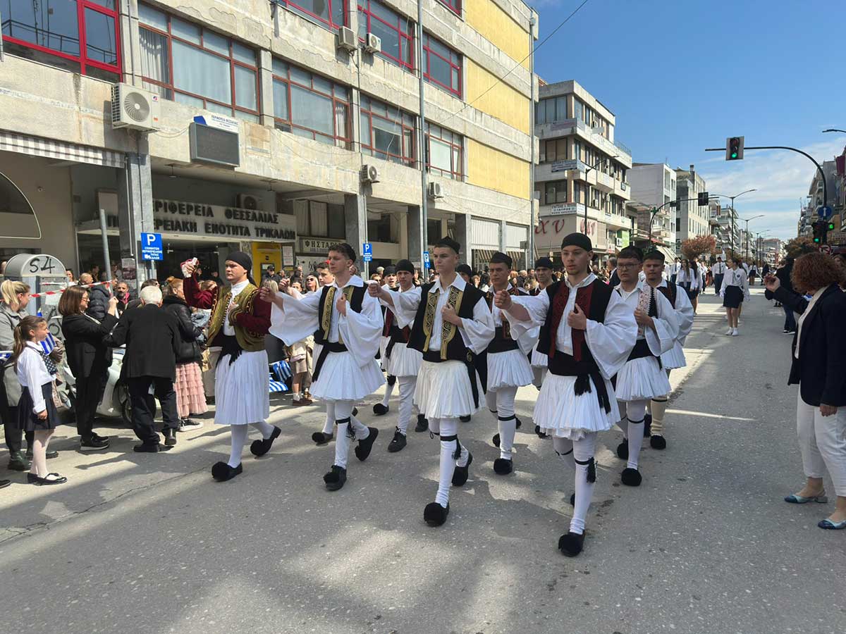 Με κάθε επισημότητα η παρέλαση στην πόλη των Τρικάλων!