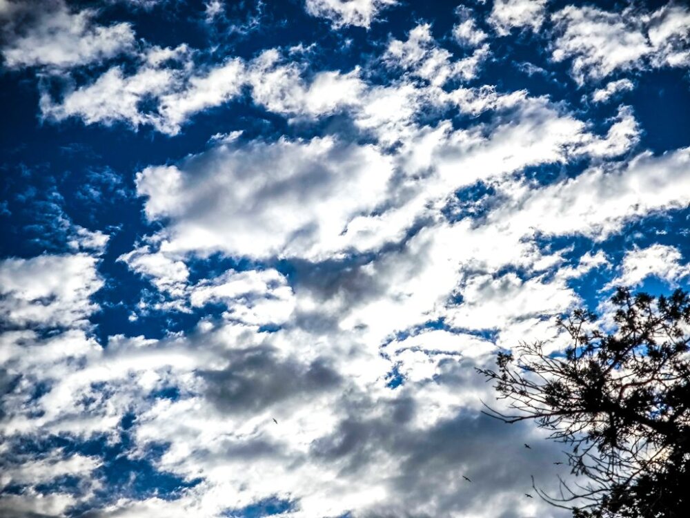 Καιρός: Ανάσταση χωρίς βροχές – Τοπικές νεφώσεις και άνοδος της θερμοκρασίας την Κυριακή