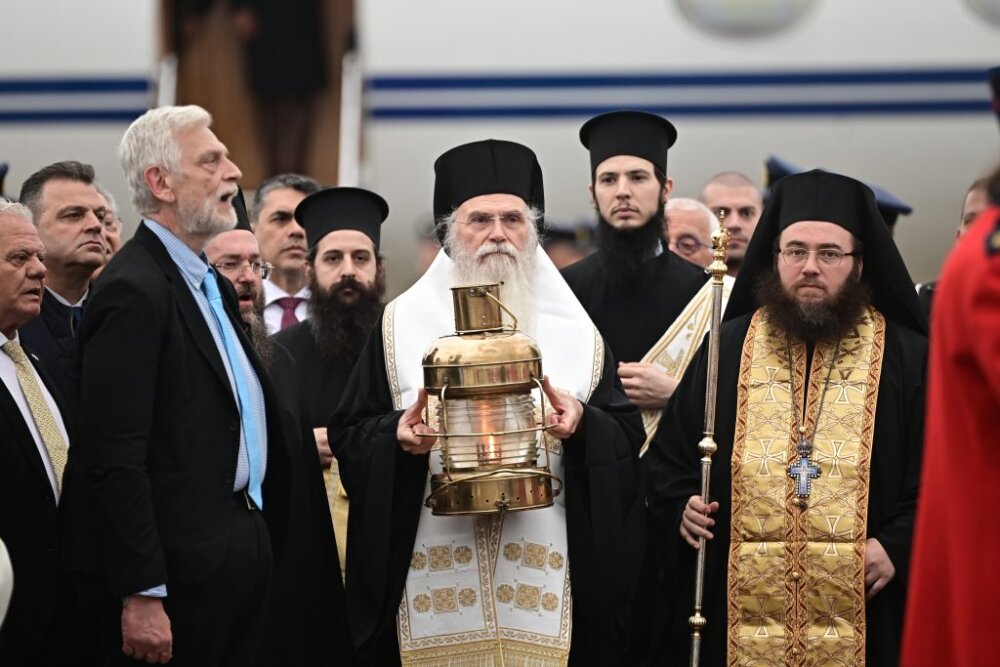 Έφθασε στην Ελλάδα το Άγιο Φως – Με τιμές αρχηγού κράτους η υποδοχή του – Μεταφέρεται παντού στη χώρα